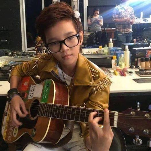 Thành tích đáng nể của cậu bé “Trọng Hiếu Idol phiên bản nhí” - 2 Ngoài nhảy, hát... Thiên Tùng còn biết chơi đàn guitar.