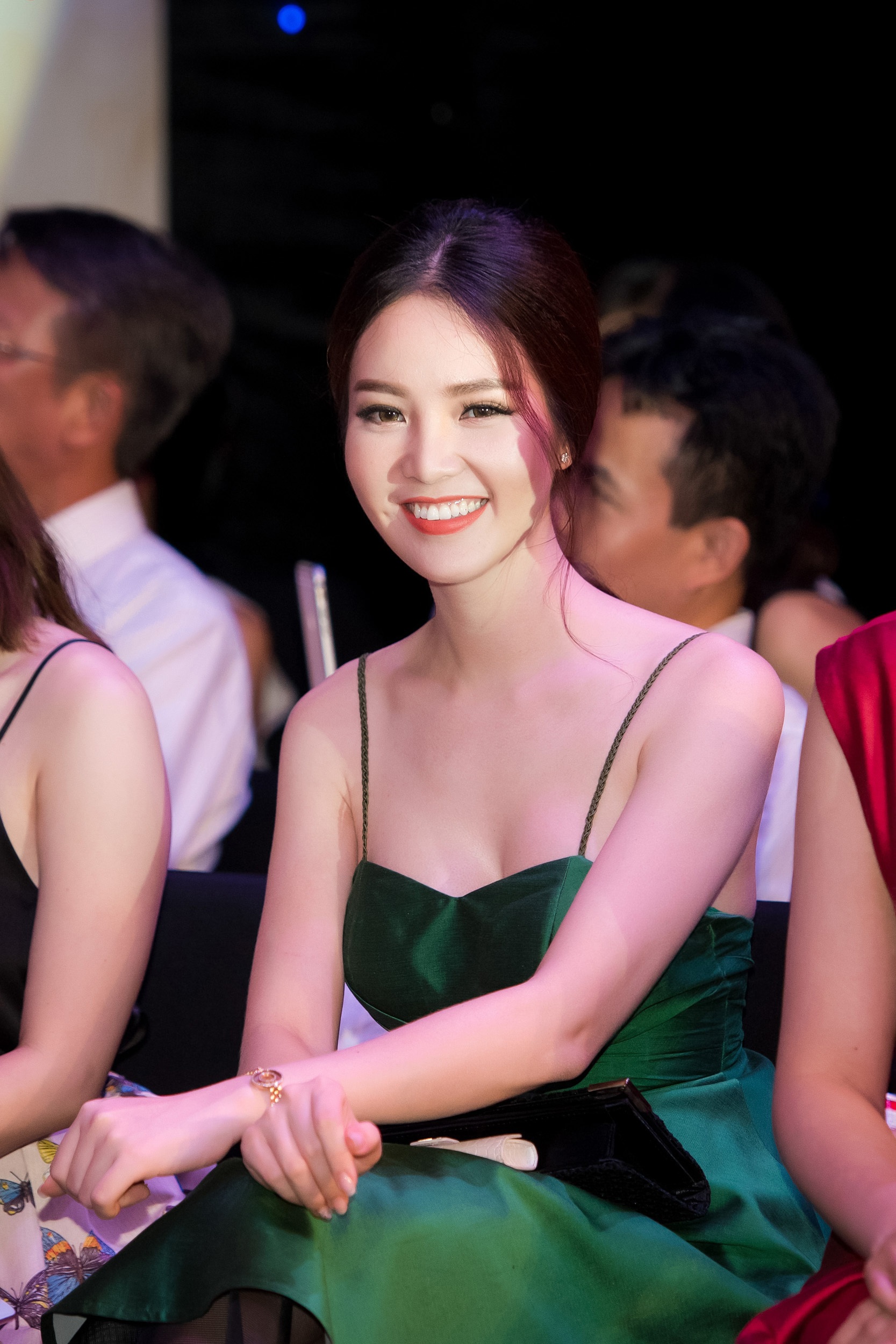 Ngọc Hân, Thuỵ Vân trễ nải vòng một đầy gợi cảm - 4