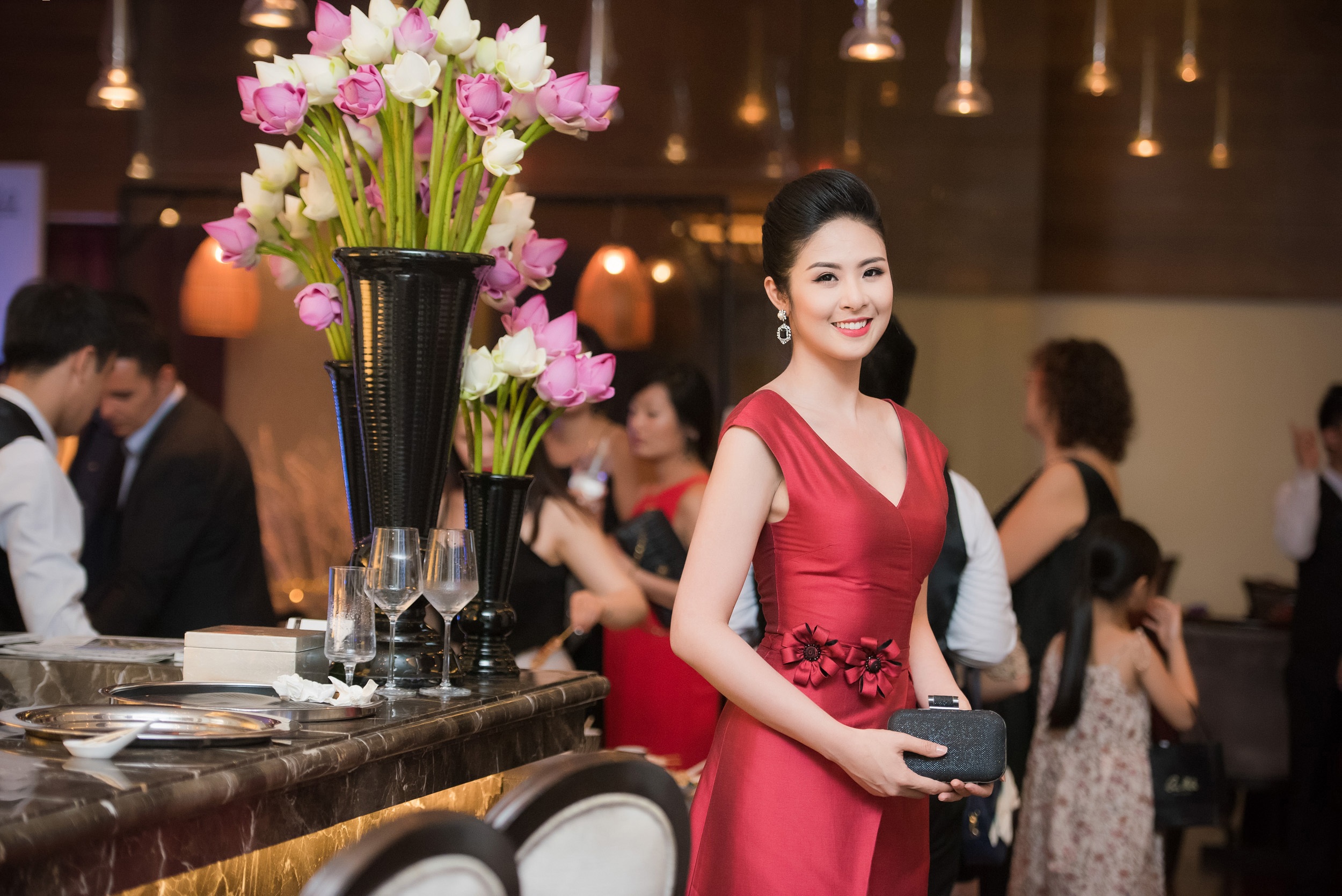 Ngọc Hân, Thuỵ Vân trễ nải vòng một đầy gợi cảm - 1