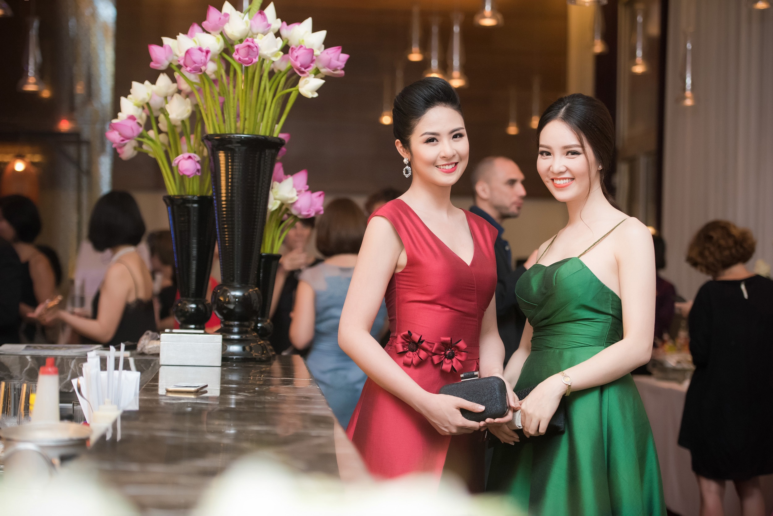 Ngọc Hân, Thuỵ Vân trễ nải vòng một đầy gợi cảm - 9