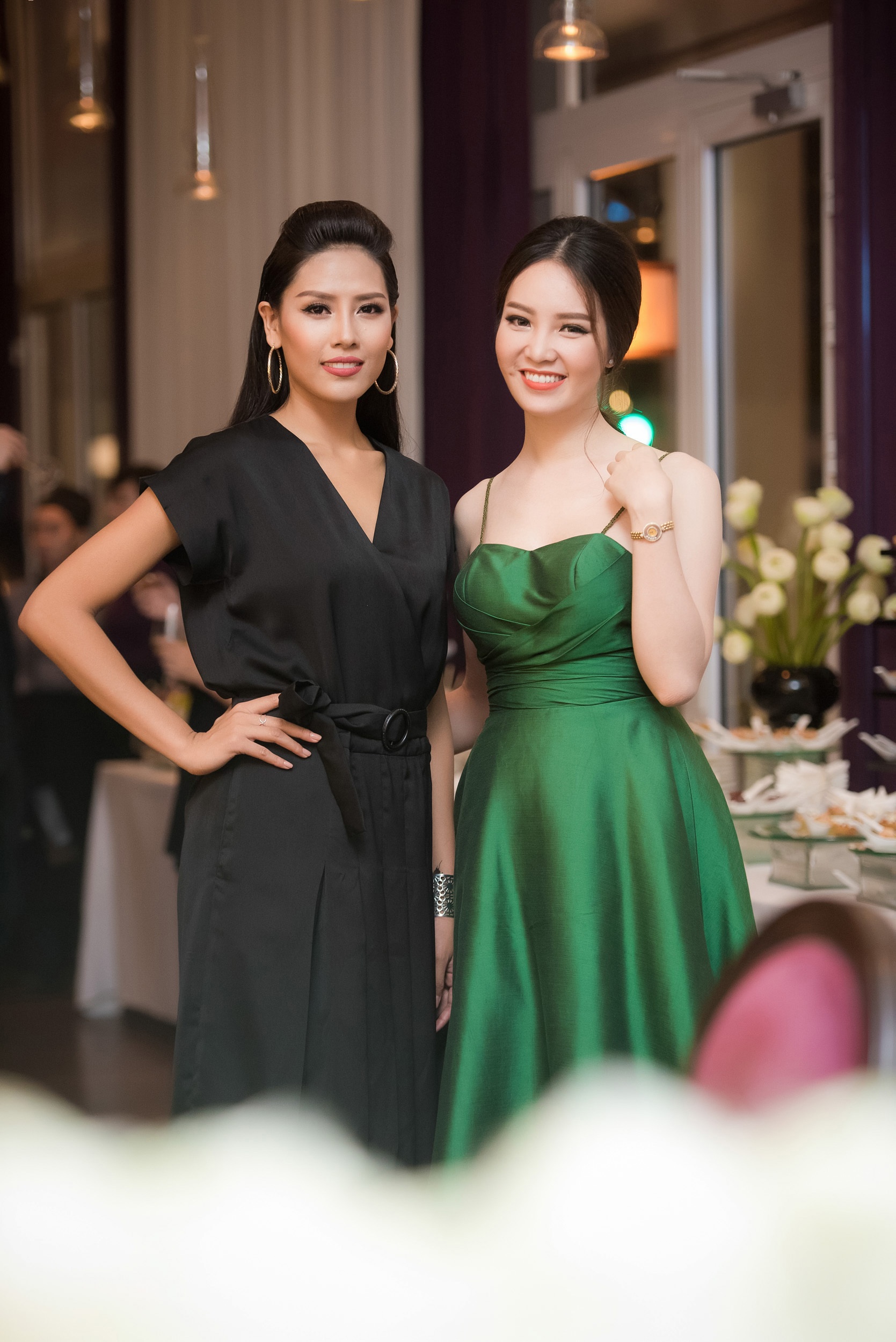 Vốn rất thân thiết ở ngoài đời nên khi hội ngộ trong sự kiện thời trang tối qua, 3 người đẹp đều tíu tít trò chuyện và hỏi thăm nhau về công việc, cuộc sống. Hoa hậu Ngọc Hân, Á hậu Thuỵ Vân và Hoa hậu Biển Nguyễn Thị Loan đều được công chúng yêu mến vì hình ảnh đẹp, không scandal.