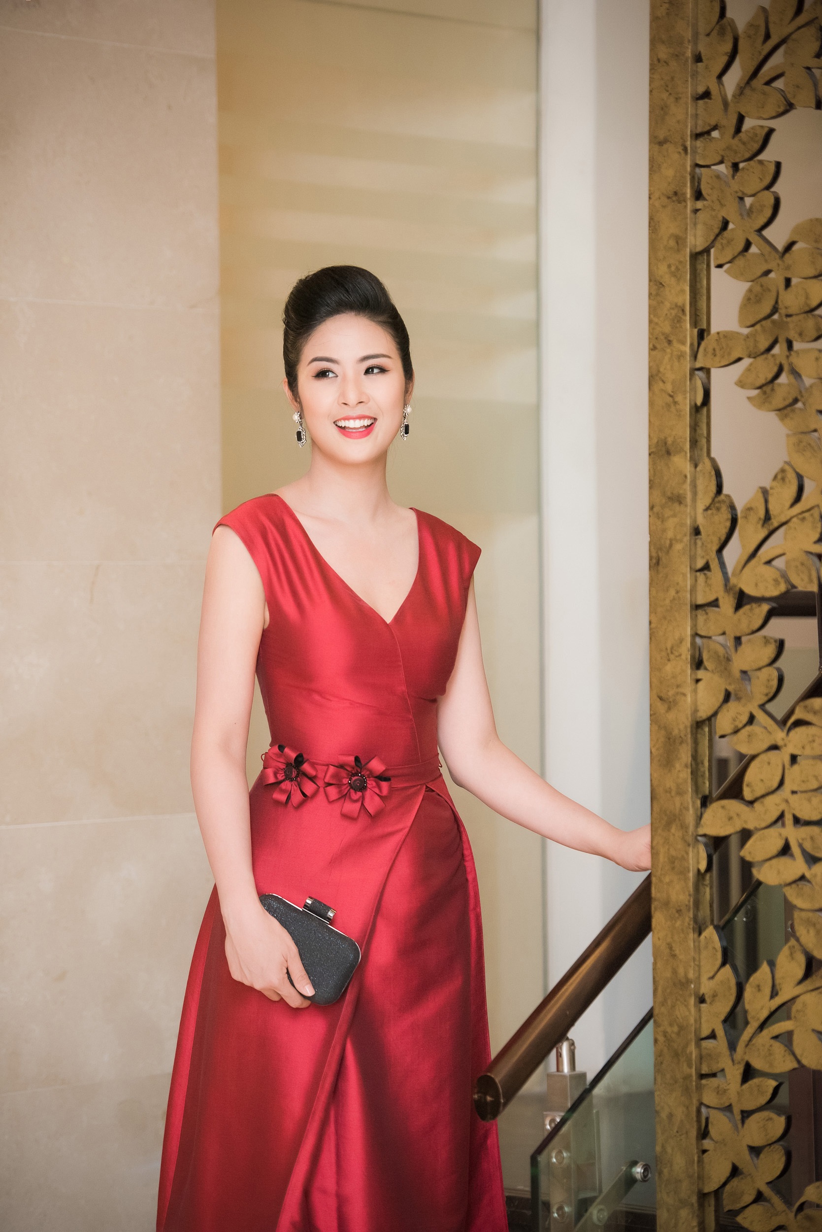 Ngọc Hân, Thuỵ Vân trễ nải vòng một đầy gợi cảm - 2