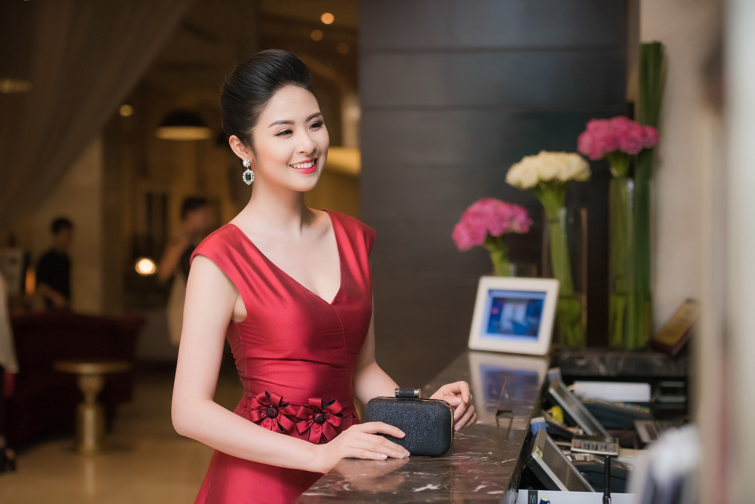 Ngọc Hân, Thuỵ Vân trễ nải vòng một đầy gợi cảm - 12