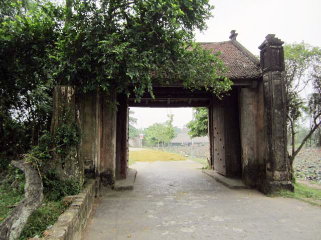 Cổng làng cổ Mông Phụ - Đường Lâm bị ô tô tông, nguy cơ đổ sụp - 1