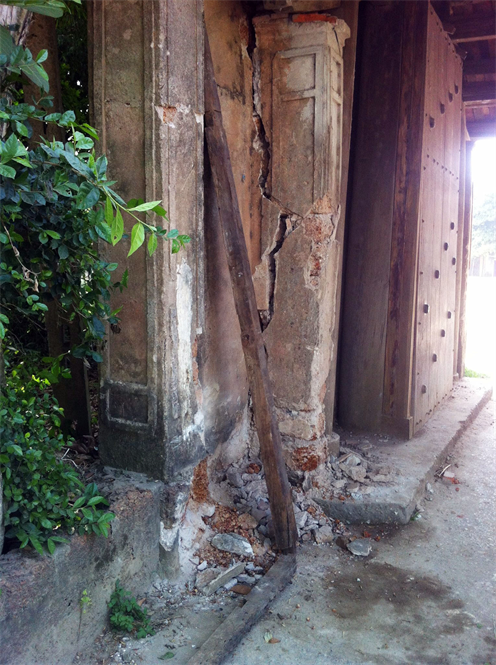 Cổng làng cổ Mông Phụ - Đường Lâm bị ô tô tông, nguy cơ đổ sụp - 3