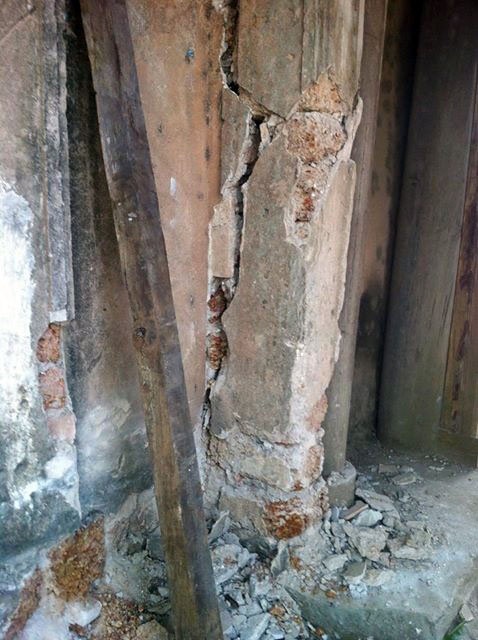 Cổng làng Mông Phụ trước và sau khi bị tai nạn. Ảnh: Tường Huy.