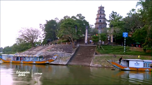 Truyền hình Pháp làm phóng sự về “Những nụ cười Việt Nam” - 2 Chùa Thiên Mụ, sông Hương cũng được phóng sự ghi hình. Ảnh cắt từ clip.