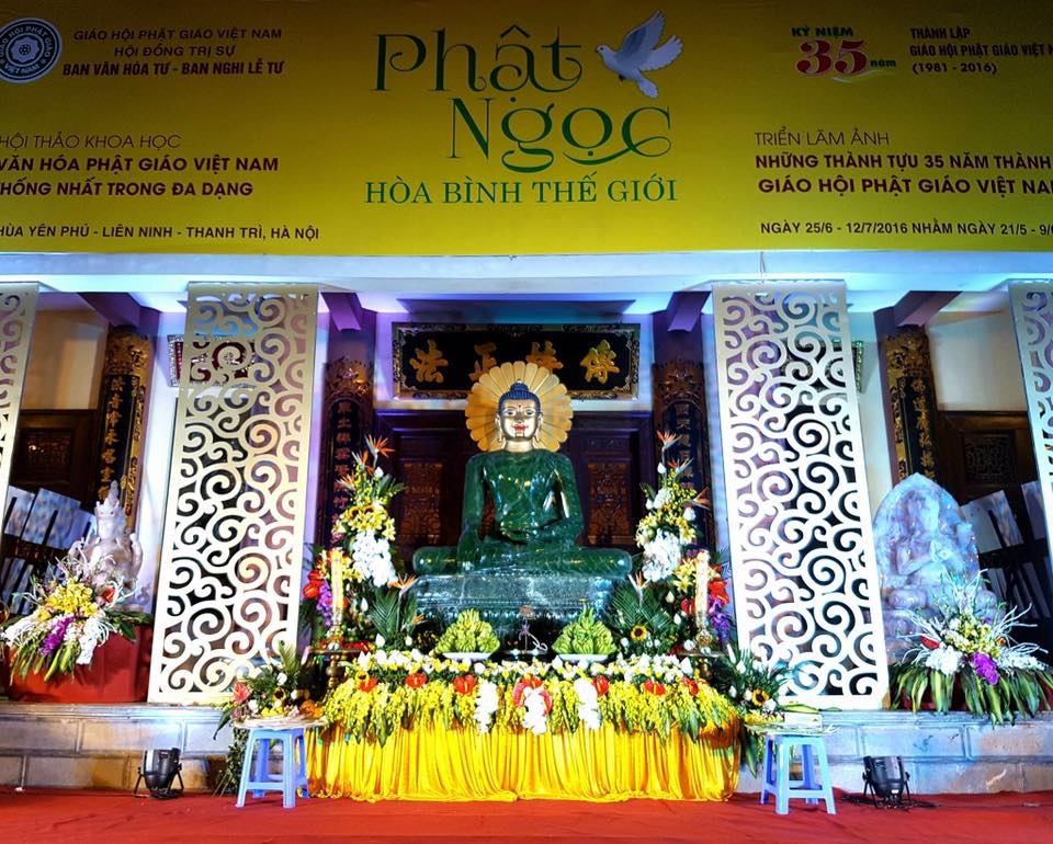 Tượng Phật ngọc lớn nhất thế giới đã về đến Hà Nội - 3 Đông đảo người dân Thủ đô đến chiêm bãi tượng Phật ngọc. Ảnh: STT.