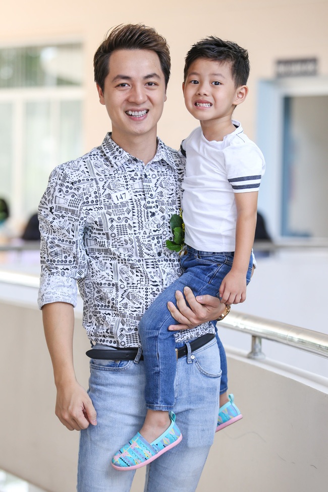 Vợ chồng Đăng Khôi nhận danh hiệu “Gia đình hạnh phúc tiêu biểu” - 7 Vợ chồng Đăng Khôi nhận danh hiệu “Gia đình hạnh phúc tiêu biểu” - 7