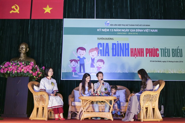 Vợ chồng Đăng Khôi nhận danh hiệu “Gia đình hạnh phúc tiêu biểu” - 4 Vợ chồng Đăng Khôi đến nhận danh hiệu và chia sẻ bí quyết giữ gìn hạnh phúc gia đình.