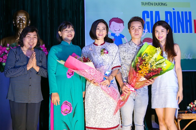 Vợ chồng Đăng Khôi nhận danh hiệu “Gia đình hạnh phúc tiêu biểu” - 3 Vợ chồng Đăng Khôi nhận danh hiệu “Gia đình hạnh phúc tiêu biểu” - 3