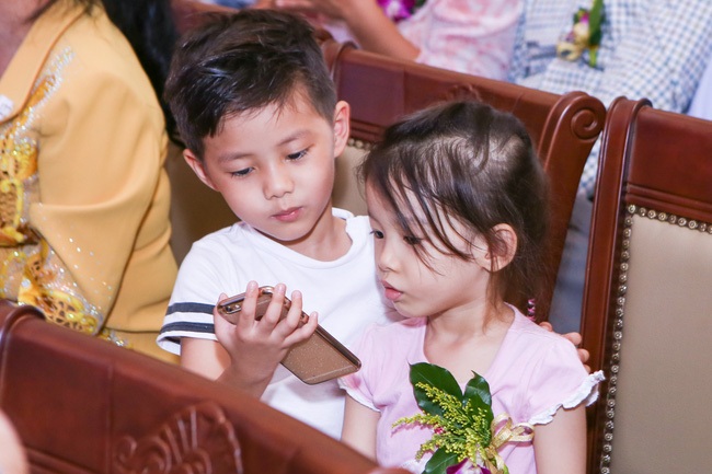 Vợ chồng Đăng Khôi nhận danh hiệu “Gia đình hạnh phúc tiêu biểu” - 6 Vợ chồng Đăng Khôi nhận danh hiệu “Gia đình hạnh phúc tiêu biểu” - 6