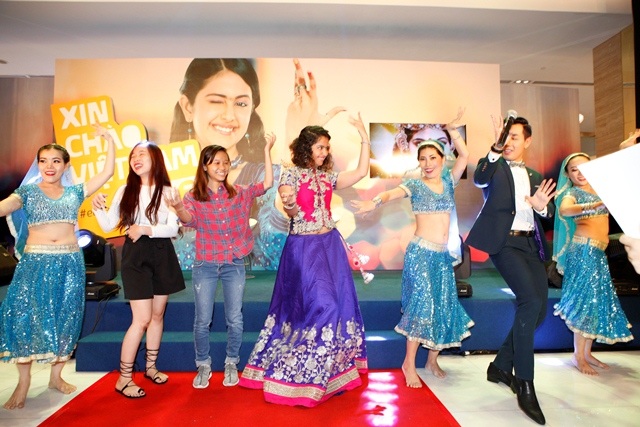 Những điều chưa biết về cuộc đời của ngôi sao phim “Cô dâu 8 tuổi” - 4 Avika Gor vui vẻ dạy MC Nguyên Khang và các fan múa điệu múa truyền thống của Ấn Độ. Ảnh: BTC.