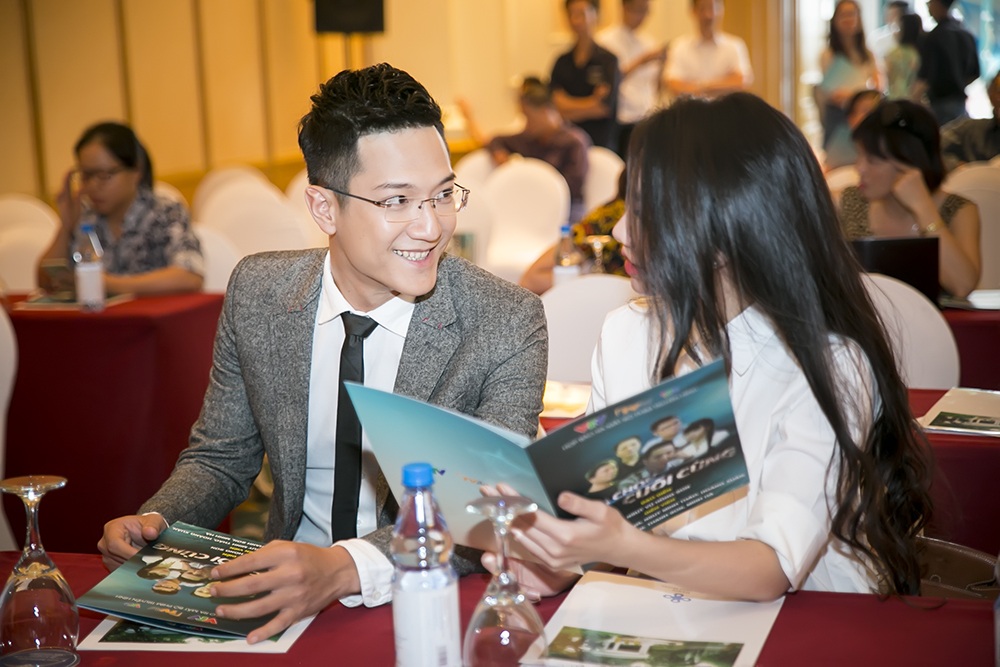 Diễn viên Chí Nhân lần đầu lên tiếng về “nghi án” tình ái với Minh Hà - 3 Cả hai tỏ ra khá thoải mái và thân mật khi trò chuyện với nhau trong họp báo. Ảnh: Hải Bá.
