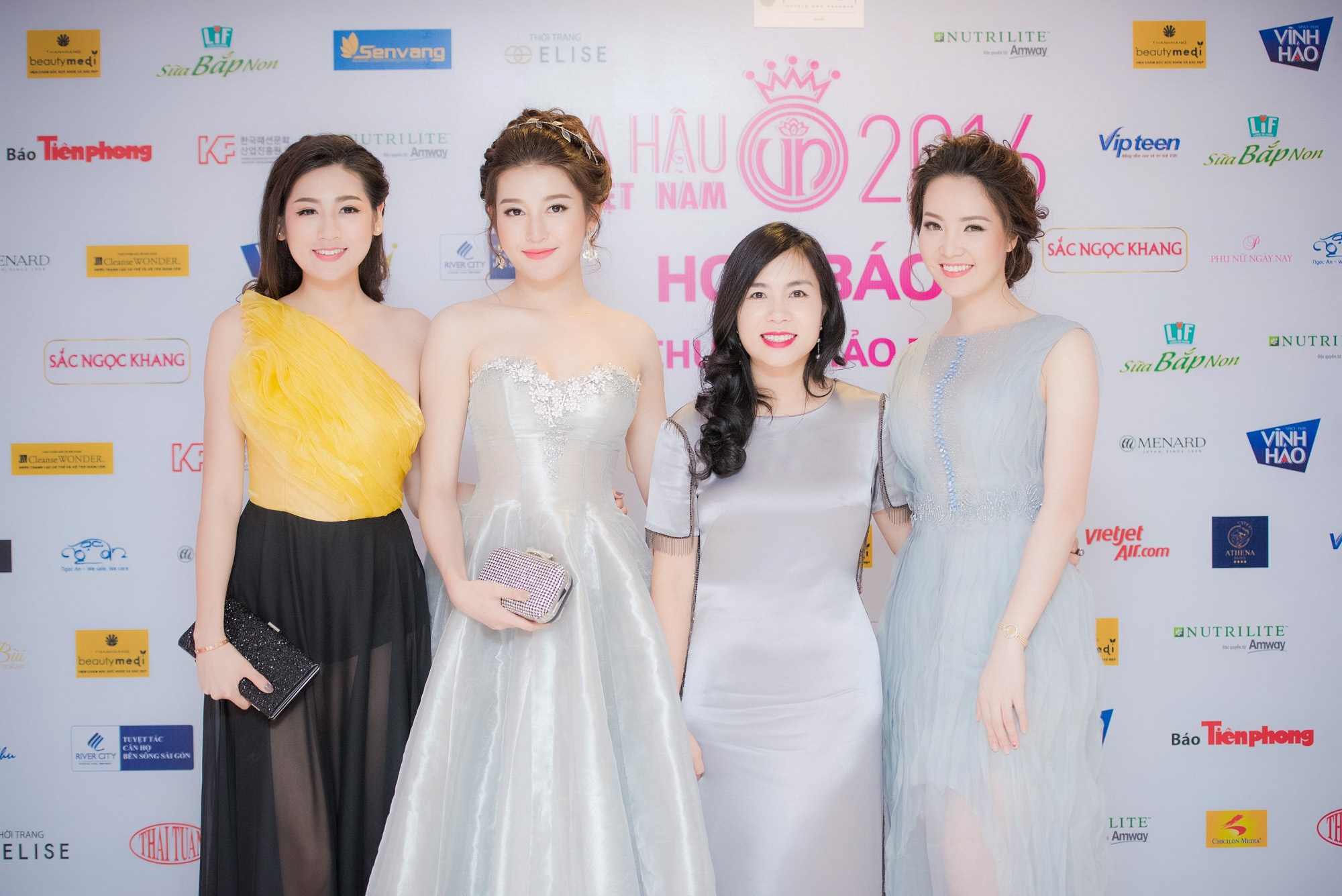 BTC Hoa hậu Việt Nam lần đầu trả lời về những lùm xùm của Kỳ Duyên - 3
Tú Anh, Huyền My và Thuỵ Vân chụp ảnh với bà Lưu Nga - Thành viên Hội đồng chuyên môn Hoa hậu Việt Nam 2016. Ảnh: CL.