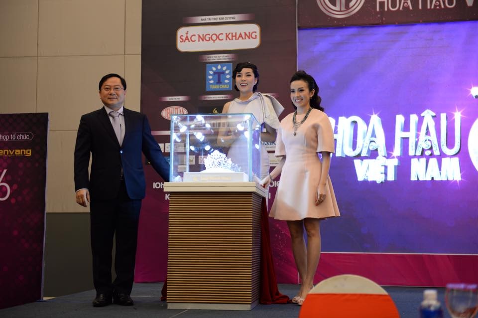 Vương miện Hoa hậu Việt Nam 2016 được đính 3.260 viên đá sapphire - 3 Vương miện Hoa hậu Việt Nam 2016 được đính 3.260 viên đá sapphire - 3