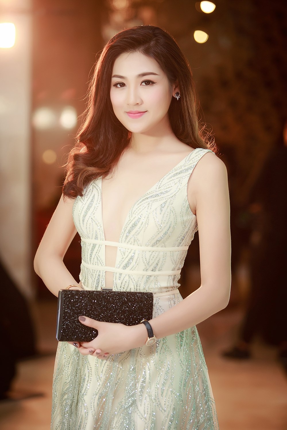 Kỳ Duyên đổi “gu” thời trang ngay sau khi bị chê tại họp báo - 10
Riêng Tú Anh, cô đang dồn hết tâm sức cho công việc người dẫn chương trình truyền hình, người đẹp tập trung cao độ để học hỏi và theo sự hướng dẫn của những MC gạo cội, dạn dày kinh nghiệm của VTV.