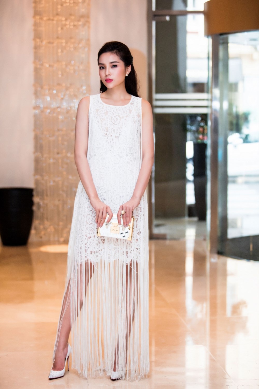 Kỳ Duyên đổi “gu” thời trang ngay sau khi bị chê tại họp báo - 7
Hoa hậu Kỳ Duyên “gỡ điểm” với chiếc đấm ren và tua rua cá tính. Hoa hậu Việt Nam 2014 tự tin khoe vóc dáng gợi cảm cùng mái tóc dài xoăn nhẹ.