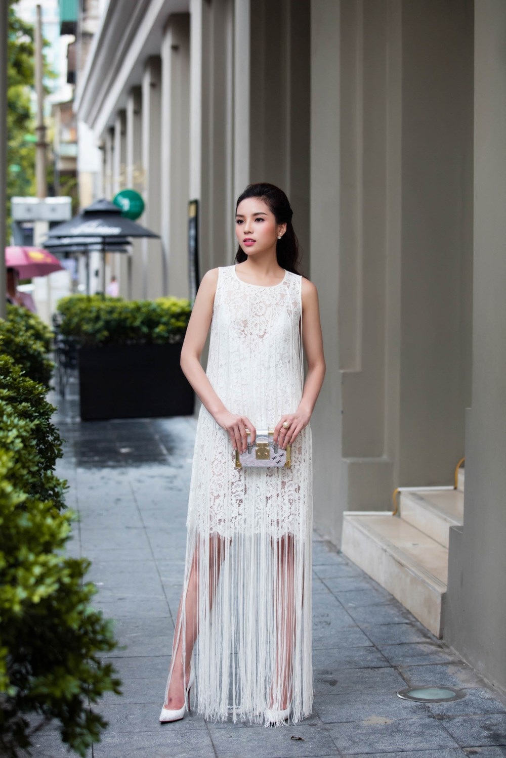 Kỳ Duyên đổi “gu” thời trang ngay sau khi bị chê tại họp báo - 2 Ngay sau buổi họp báo, Kỳ Duyên xuất hiện tại một sự kiện khác nhưng đã thay đổi hoàn toàn kiểu tóc và trang phục.
