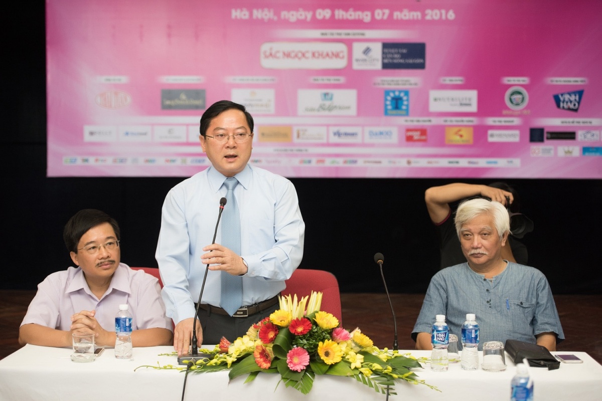 HH Đặng Thu Thảo rạng rỡ chấm thi sơ khảo phía Bắc HHVN 2016 - 1 Ông Lê Xuân Sơn - TBT báo Tiền Phong, trưởng BTC HHVN 2016 trò chuyện với thí sinh.