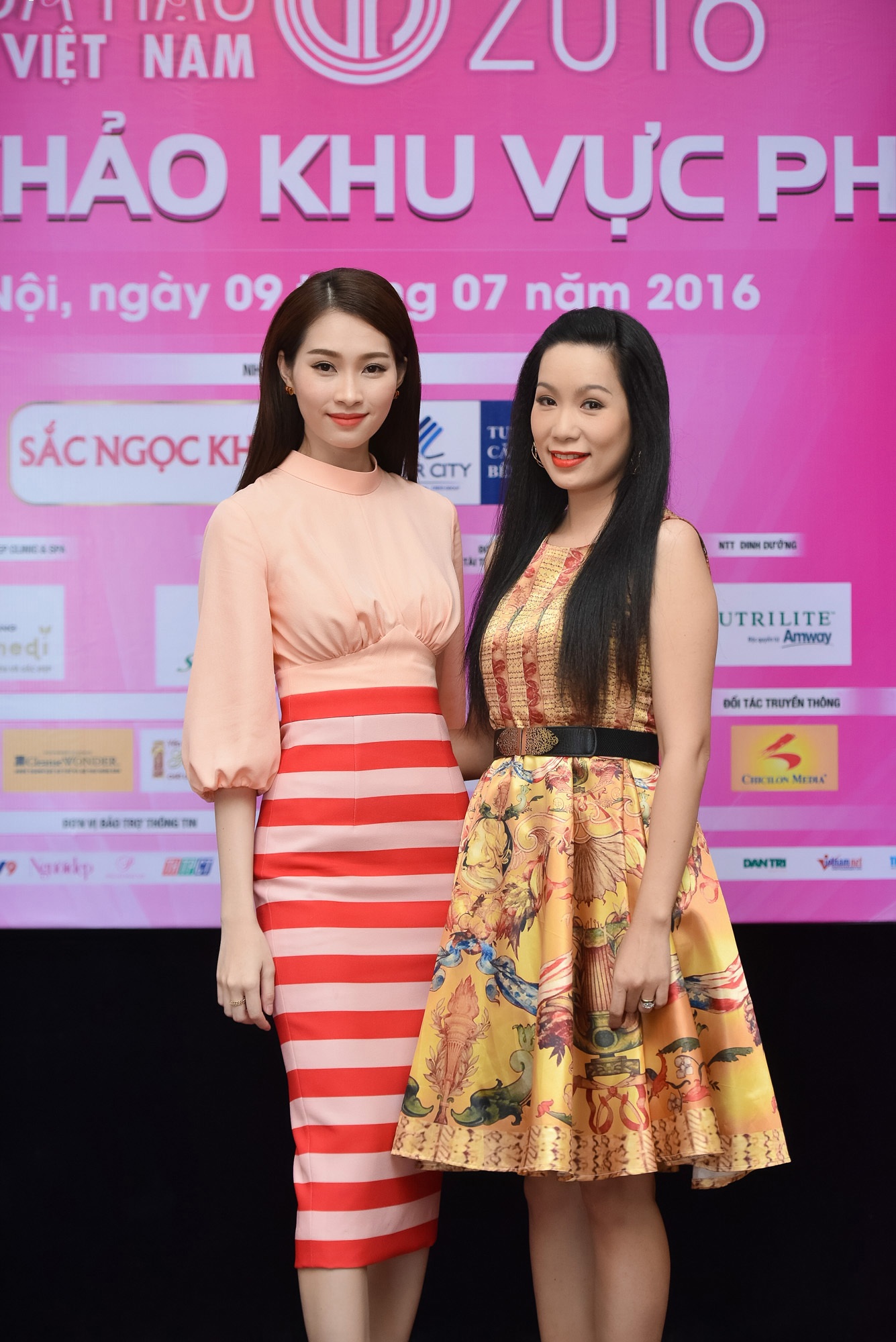 HH Đặng Thu Thảo rạng rỡ chấm thi sơ khảo phía Bắc HHVN 2016 - 3 HH Đặng Thu Thảo và Á hậu Trịnh Kim Chi đọ dáng trước khi bước vào buổi chấm.