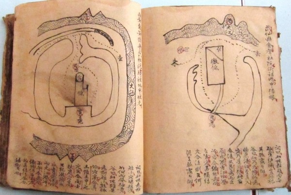 Một trang của cuốn sách tìm được. Ảnh: BK.