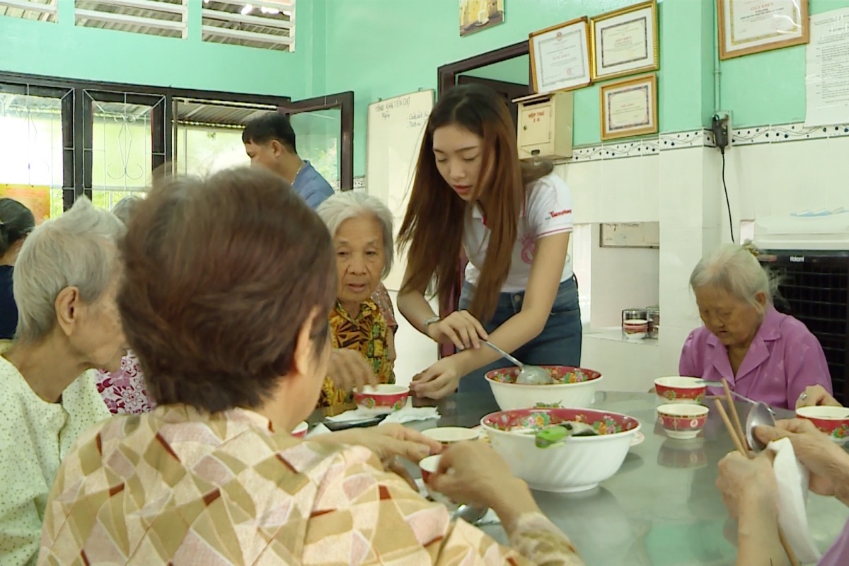 Trấn Thành, Xuân Bắc cãi tay đôi để bảo vệ thí sinh Hoa hậu Việt Nam 2016 - 4 Hoài Trang hướng đến các cụ già trong trại dưỡng lão.