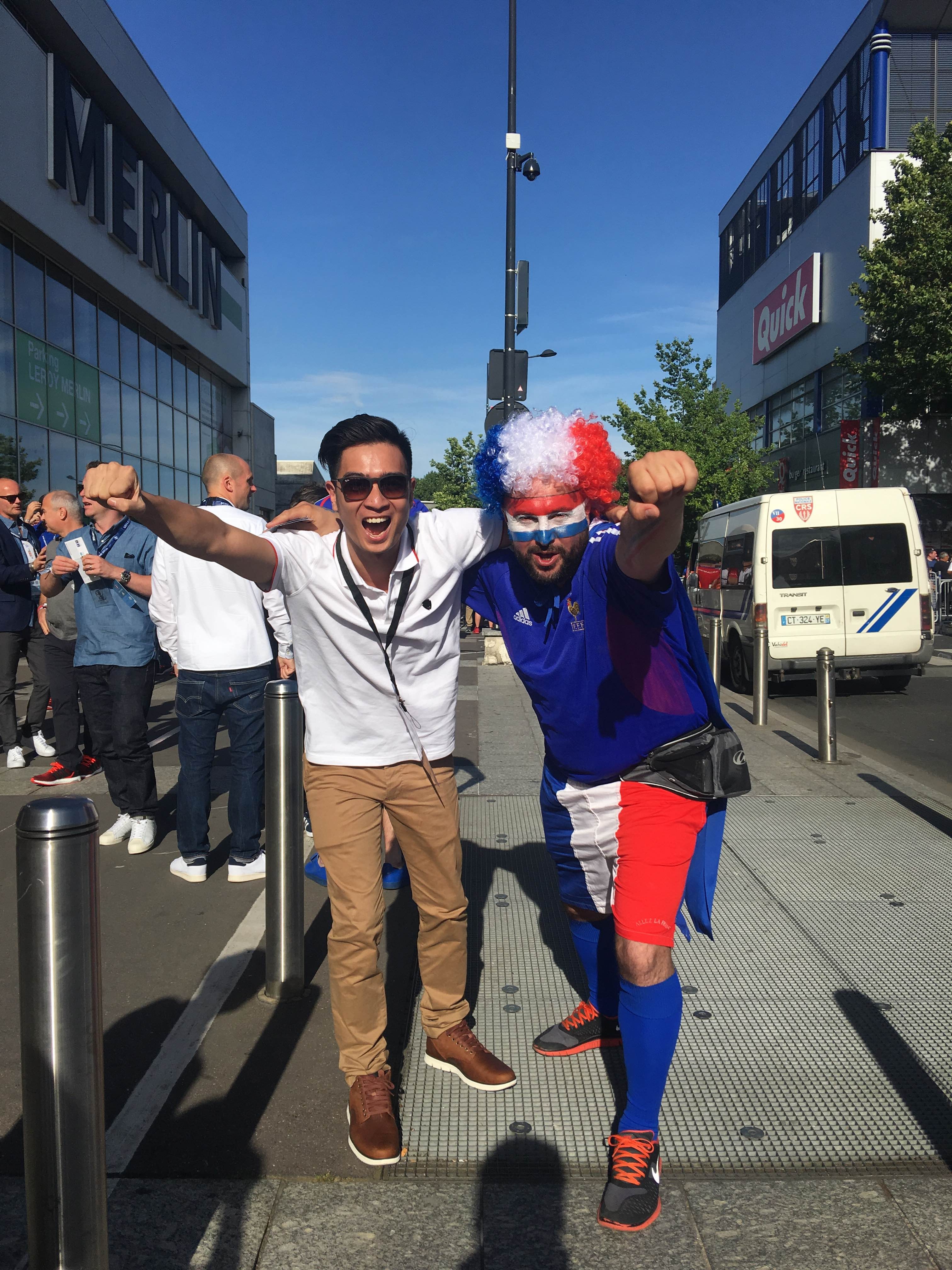 Sung sướng hơn, Slim V vốn mê đội Bồ Đào Nha, chính vì vậy, trận thắng rực rỡ của Bồ Đào Nha khiến Slim V cùng bạn bè mình đã có những giây phút thăng hoa cùng hàng vạn khán giả tại sân vận động.