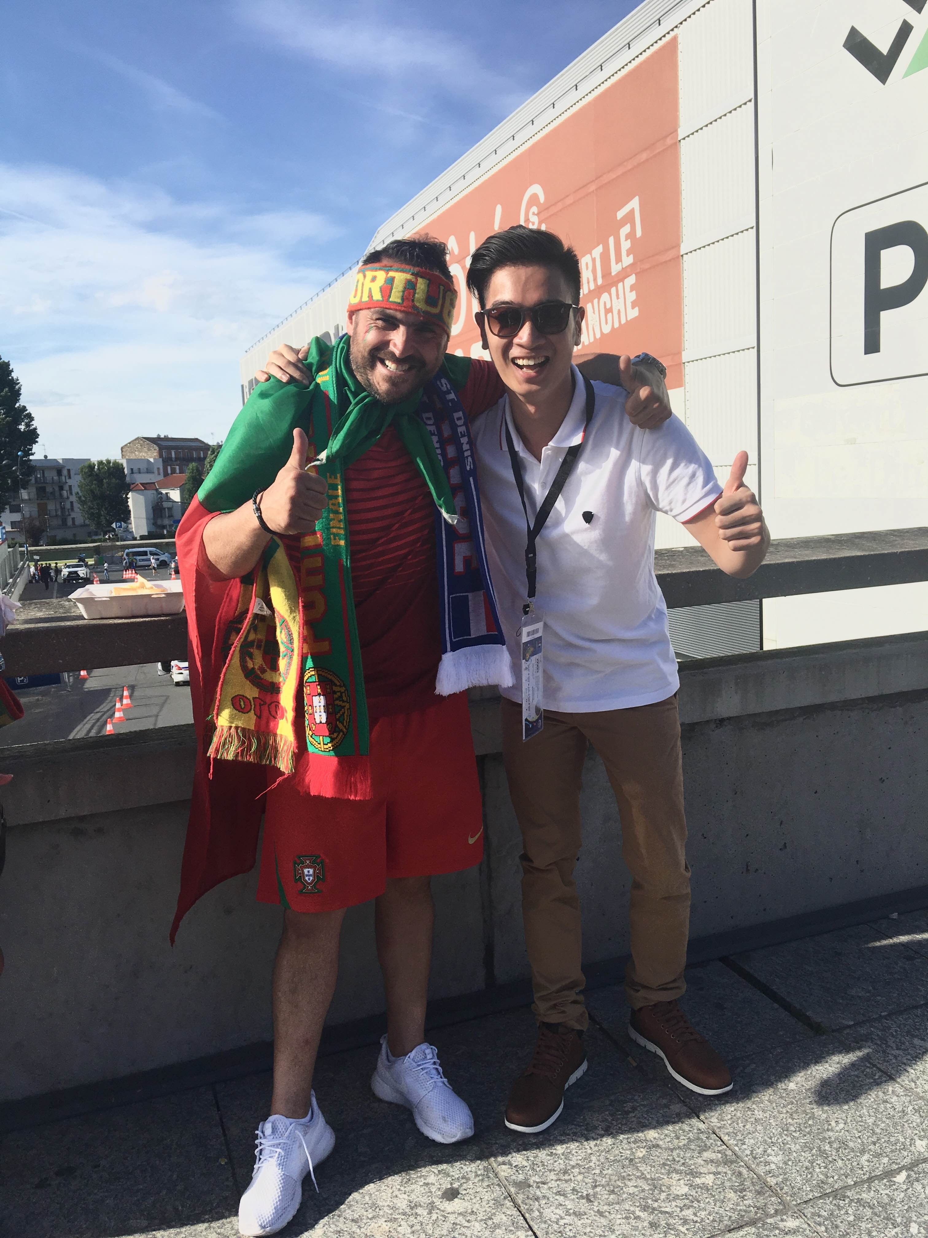 Slim V cho biết, trước đây, anh vẫn tưởng tượng đến việc mình được xem một trận bóng bằng tai bằng mắt thật sự ở sân cỏ nhưng anh không ngờ những gì hiện hữu tại sân bóng còn khủng khiếp hơn thế, khi mà mức độ cuồng nhiệt, sự mãn nhãn là tuyệt đối.