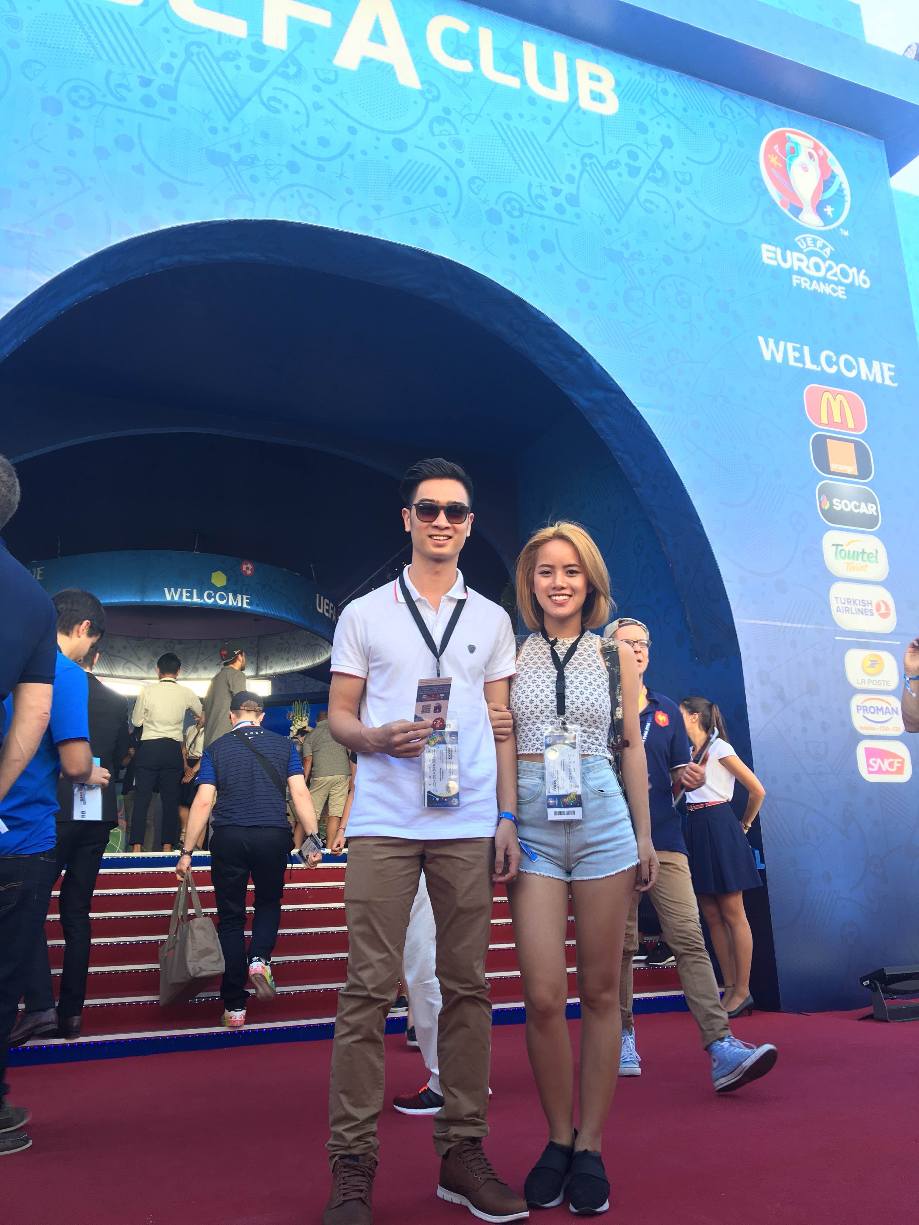 Rất nhiều người bạn quốc tế khi nhìn thấy lá cờ Việt Nam mà Slim V mang đến đã biết nhóm bạn đến từ Việt Nam và chia sẻ cảm xúc của họ đối với Việt Nam mà họ biết. Điều đó khiến Slim V và các bạn rất tự hào.