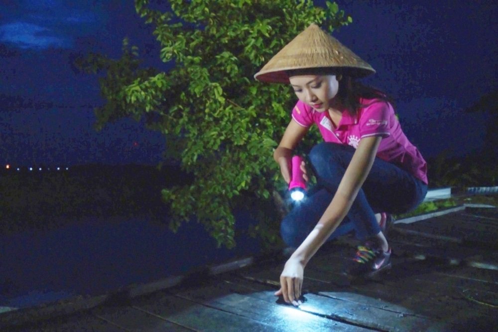 Trấn Thành, Xuân Bắc cãi tay đôi để bảo vệ thí sinh Hoa hậu Việt Nam 2016 - 5 Thuỳ Trang xây cầu cho dân nghèo ở Cần Thơ.