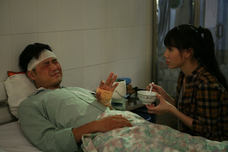Thanh Sơn khốn khổ vì làm “người tình” của MC Minh Hà - 2 Thanh Sơn sẽ bị phạt 50.000 đồng nếu gọi Minh Hà là chị, đạo diễn Vũ Hồng Sơn tiết lộ. Ảnh: VFC