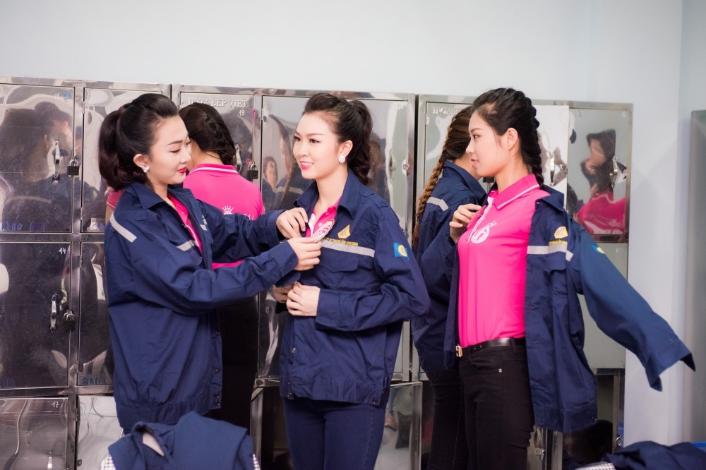 Thí sinh Hoa hậu Việt Nam mặc đồ bảo hộ vào mỏ than Hà Lầm - 2 Các người đẹp hào hứng khi được khoác lên mình bộ đồ bảo hộ để xuống hầm giao lưu với các công nhân.