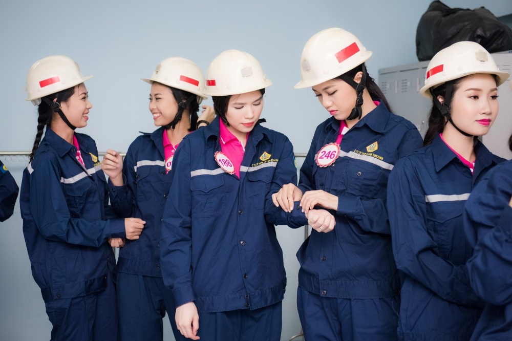 Thí sinh Hoa hậu Việt Nam mặc đồ bảo hộ vào mỏ than Hà Lầm - 6 Người đẹp hỗ trợ nhau mặc đồ bảo hộ.