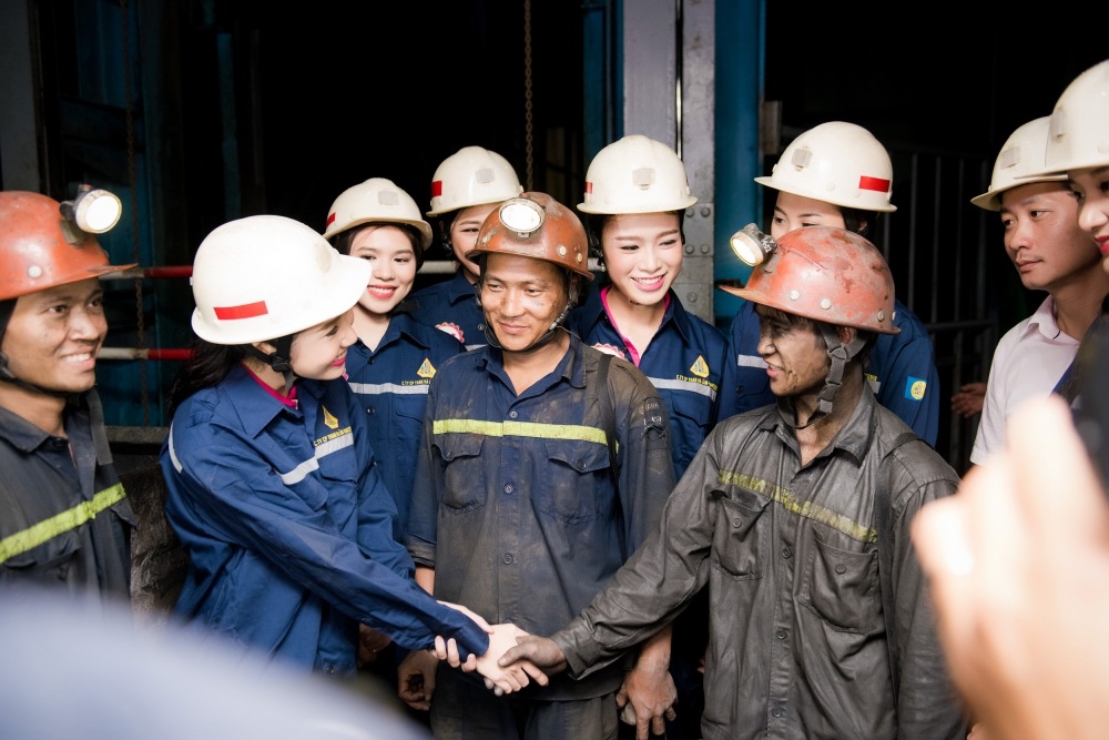 Thí sinh Hoa hậu Việt Nam mặc đồ bảo hộ vào mỏ than Hà Lầm - 8 Giao lưu với các công nhân trong hầm than.