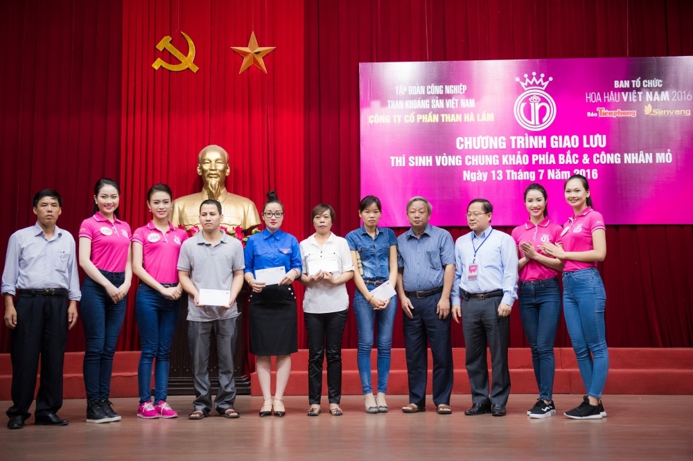 Thí sinh Hoa hậu Việt Nam mặc đồ bảo hộ vào mỏ than Hà Lầm - 9 Trao quà cho các công nhân có hoàn cảnh khó khăn.