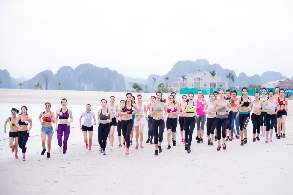 32 người đẹp Hoa hậu Việt Nam dọn rác trên biển Tuần Châu - 1 32 người đẹp Hoa hậu Việt Nam dọn rác trên biển Tuần Châu - 1