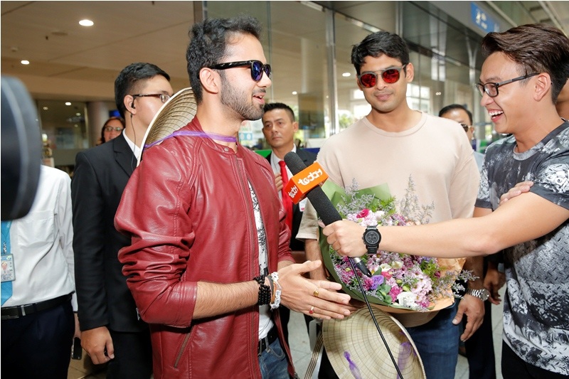 Các diễn viên được fan chào đón bằng hoa tươi và nón lá. Họ rất vui vẻ trả lời phỏng vấn của truyền hình Việt Nam.