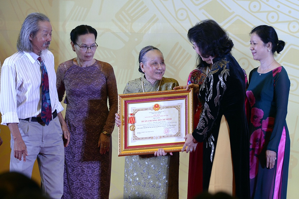 Chủ tịch Quốc hội Nguyễn Thị Kim Ngân trao Huân chương Hồ Chí Minh truy tặng cho cố nhạc sĩ Văn Cao cho bà Nghiêm Thuý Băng.