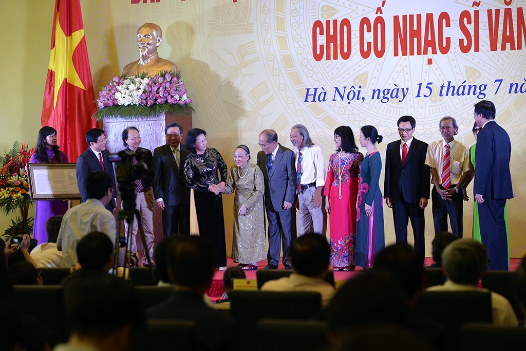 Lãnh đạo Đảng, Nhà nước và Quốc hội trong giây phút chứng kiến gia đình cố nhạc sĩ Văn Cao trao bản hiến tặng Tiến quân ca cho Tổ quốc và nhân dân Việt Nam.