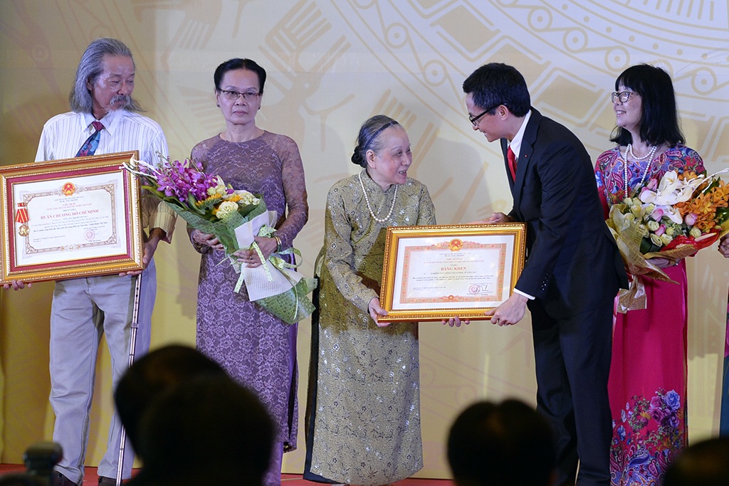 Phó Thủ tướng Vũ Đức Đam trao bằng khen của Thủ tướng Chính Phủ cho phu nhân cố nhạc sĩ Văn Cao.