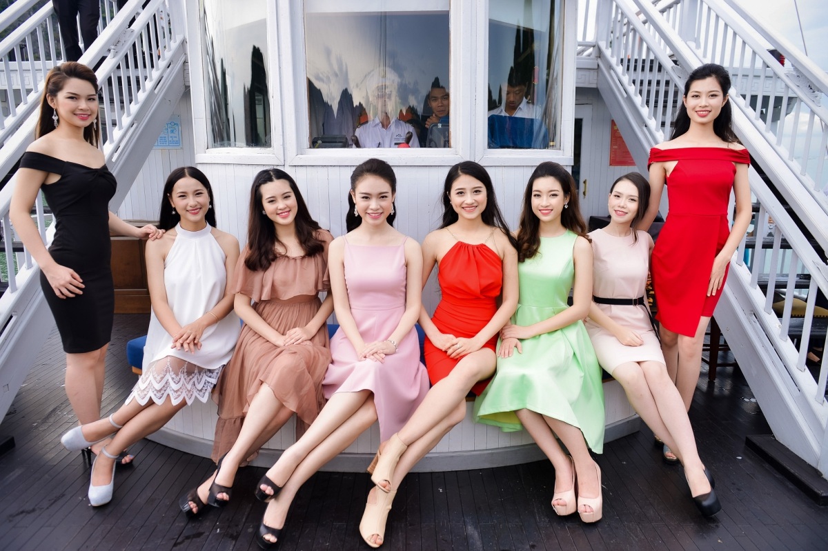 Người đẹp Hoa hậu Việt Nam khoe sắc trên du thuyền triệu đô - 4 Dù phải tham gia một lịch trình dày đặc của Hoa hậu Việt Nam 2016 nhưng các người đẹp vẫn rất tươi tắn khi tạo dáng trước ống kính.