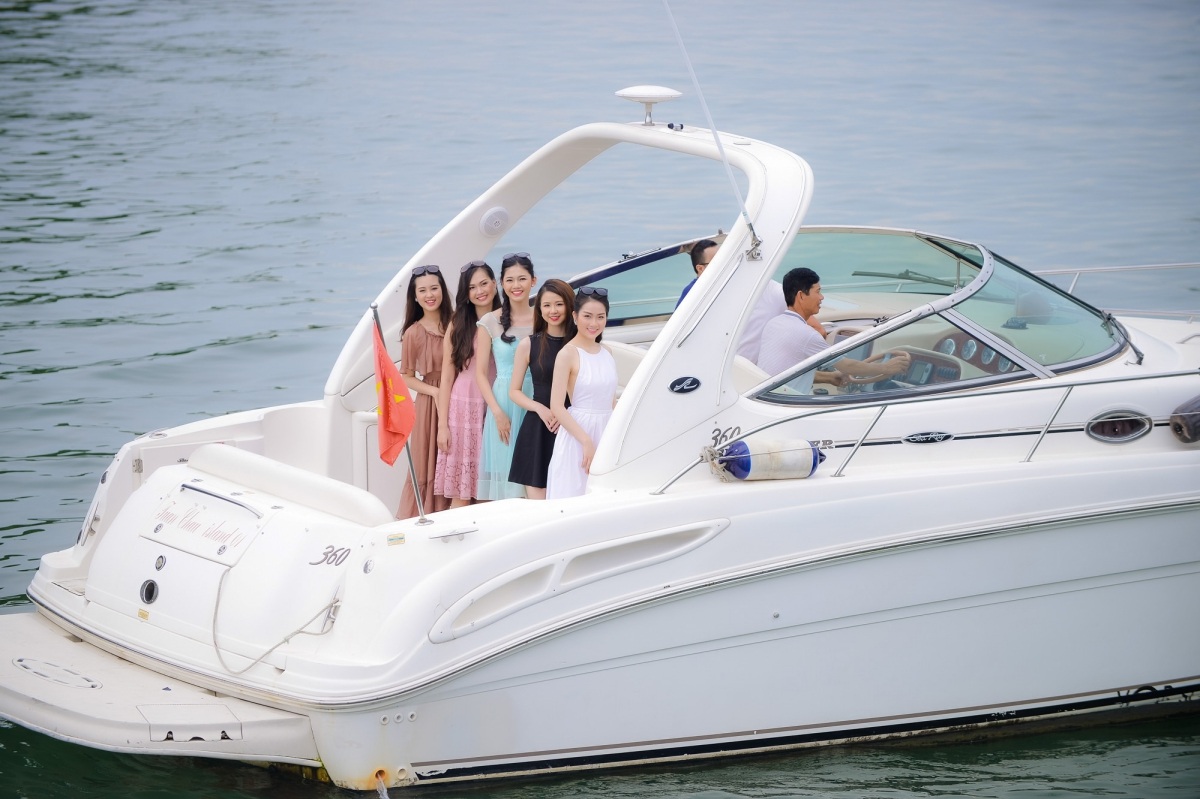 Người đẹp Hoa hậu Việt Nam khoe sắc trên du thuyền triệu đô - 7 Người đẹp Hoa hậu Việt Nam khoe sắc trên du thuyền triệu đô - 7