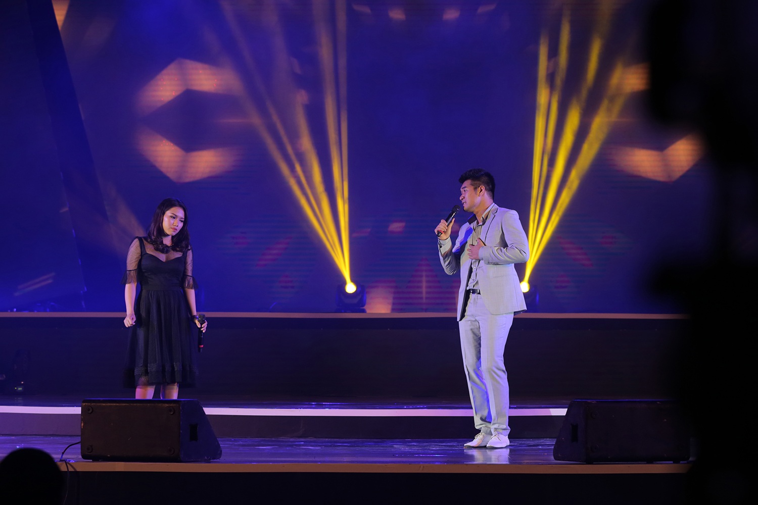 Thanh Lam - Tùng Dương lay động cảm xúc của 1500 khán giả Quy Nhơn - 9 Thùy Chi và Tạ Quang Thắng ăn ý khi thể hiện ca khúc Giọt sương trên mí mắt. Giọng hát trong trẻo của Thùy Chi kết hợp với chất giọng khàn lạ của Tạ Quang Thắng mang đến cảm xúc mới mẻ trong đêm nhạc Thanh Tùng.