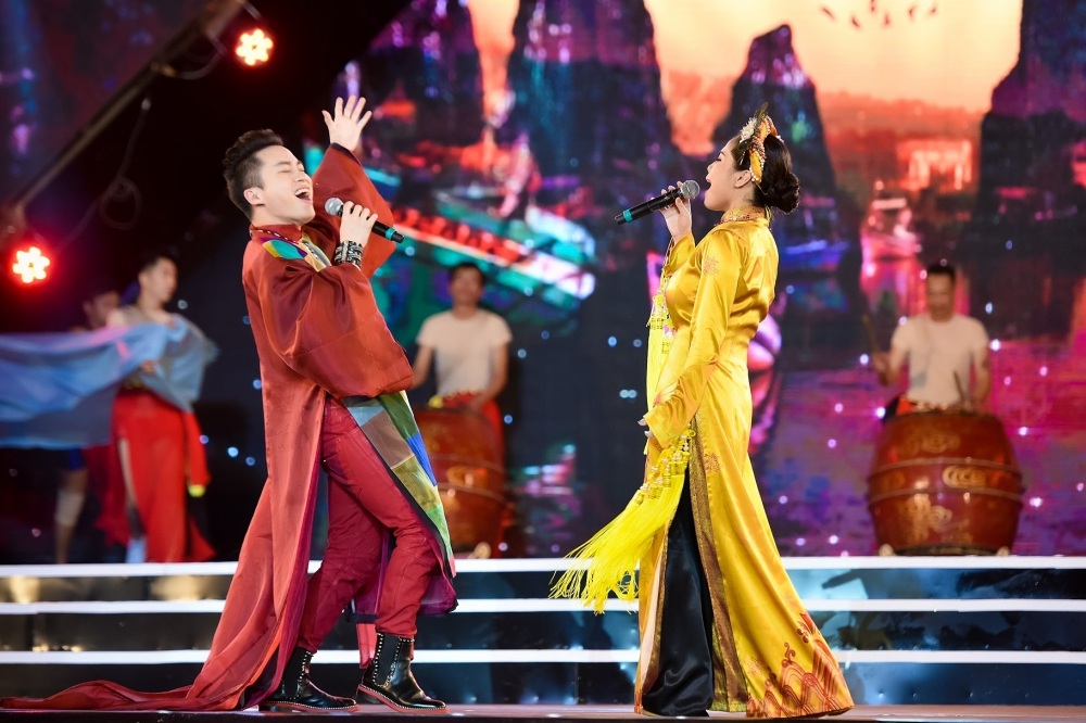 18 nhan sắc phía Bắc lọt vào Chung kết Hoa hậu Việt Nam 2016 - 2 Tùng Dương và Kiều Anh biểu diễn mở màn.