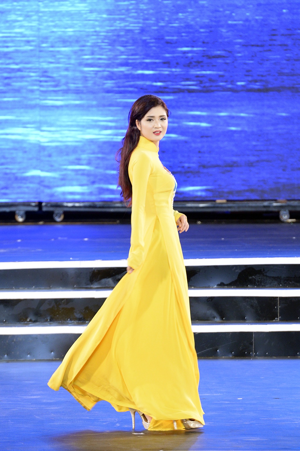 32 thí sinh Hoa hậu Việt Nam 2016 trình diễn áo dài đầy duyên dáng - 5 Sân khấu lung linh với cách thiết kế đầy mới mẻ đã giúp mỗi phần trình diễn như một tiết mục nghệ thuật.