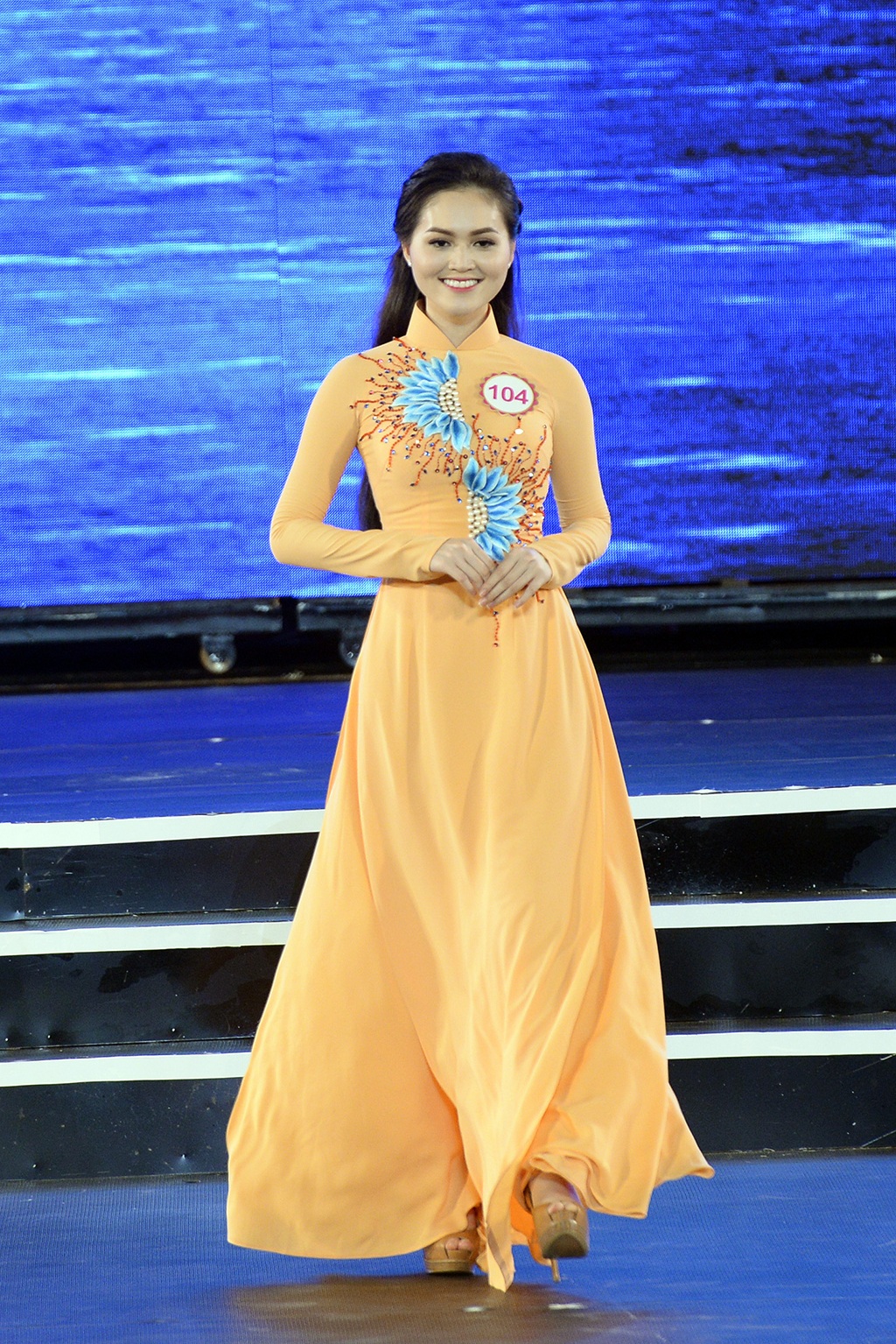 32 thí sinh Hoa hậu Việt Nam 2016 trình diễn áo dài đầy duyên dáng - 3 Các thí sinh khoe nét duyên dáng với những bước catwalk đầy tự tin.