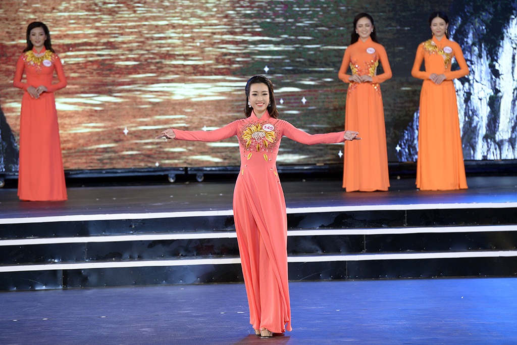 32 thí sinh Hoa hậu Việt Nam 2016 trình diễn áo dài đầy duyên dáng - 8 Thí sinh trình diễn rất đỗi tự nhiên.