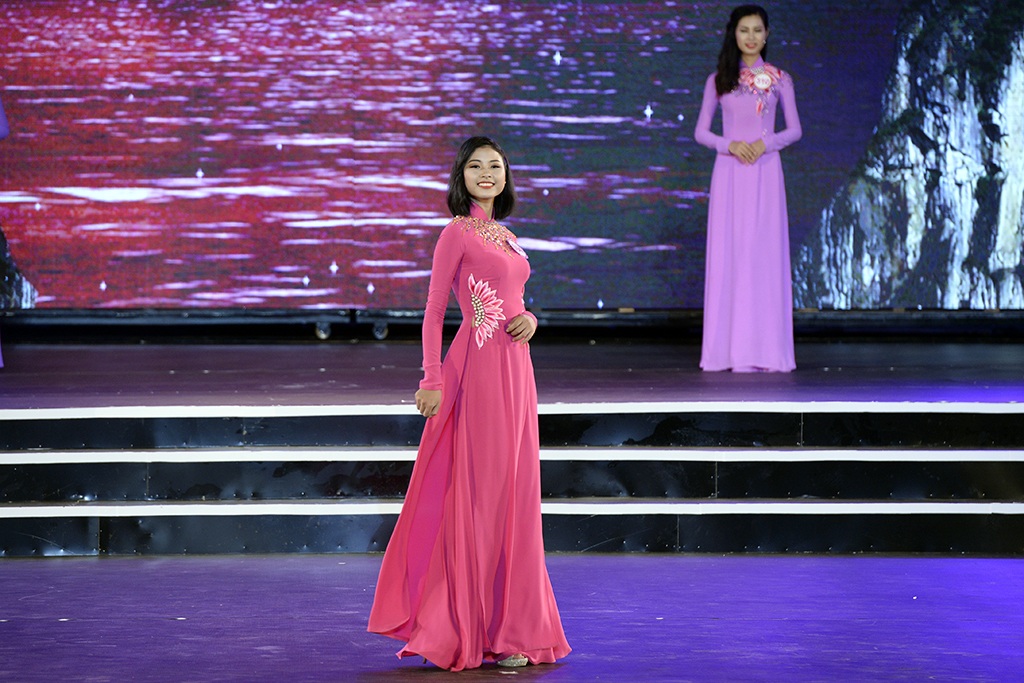 32 thí sinh Hoa hậu Việt Nam 2016 trình diễn áo dài đầy duyên dáng - 9 32 thí sinh Hoa hậu Việt Nam 2016 trình diễn áo dài đầy duyên dáng - 9
