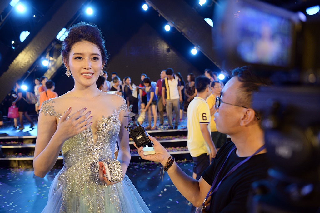 Huyền My thay thế Kỳ Duyên trong đêm chung khảo Hoa hậu Việt Nam - 2 Á hậu Huyền My trả lời phỏng vấn báo Dân Trí.